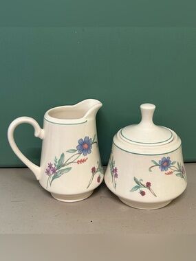 Oneida Ava Vintage Floral Creamer and Lidded Sugar Bowl Set